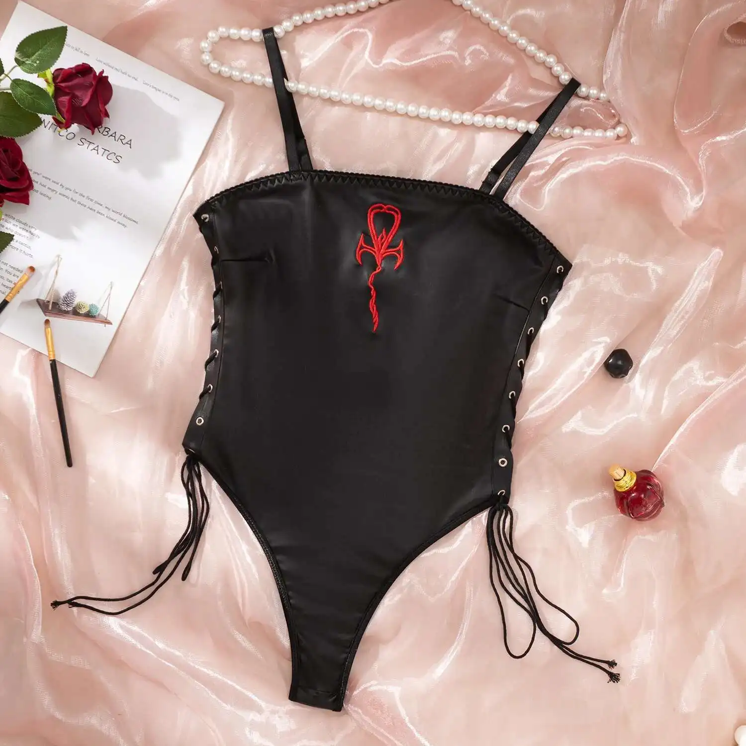 

Ins New Sexy and Enchanting Embroidered Pattern Wrapped Chest, Wearing Rope Strap Women's Jumpsuit 27368