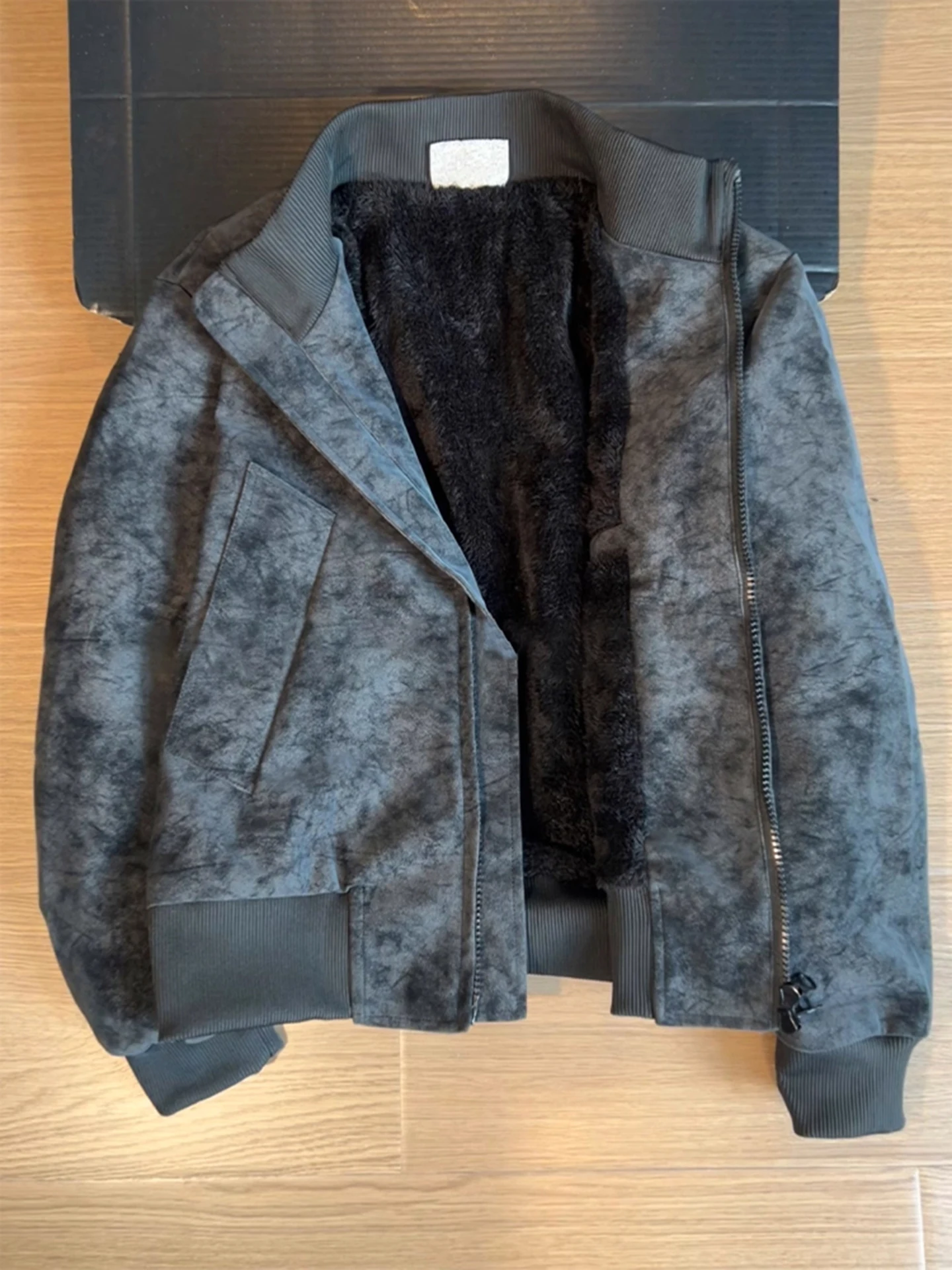 

Мужская зимняя куртка-бомбер из матовой искусственной кожи в американском стиле, утепленная хлопковая подкладкой и овечьим вельветом