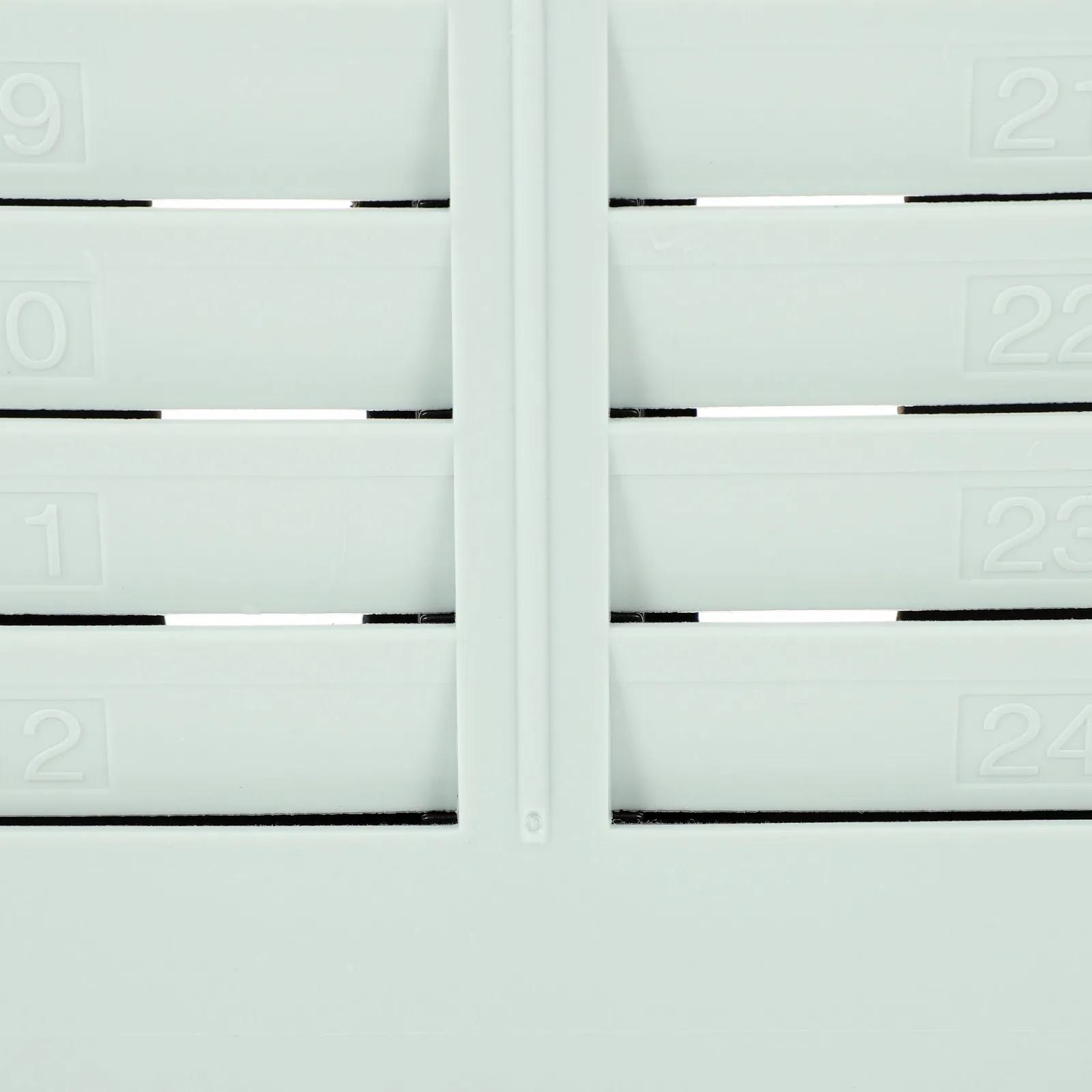 porta-tessere-di-presenza-in-plastica-a-24-scomparti-montabile-a-parete-per-ufficio-sala-esami-area-timbratura-archiviazione-tessere-dipendenti