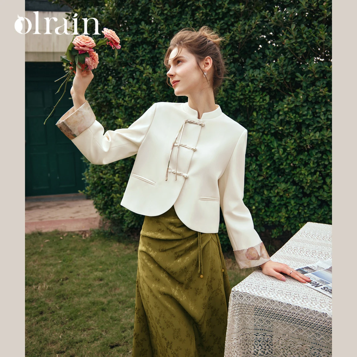

OLrain Women Apricot Cropped Jacket Spring Fall 2026 Chinese Style Elegant Luxury Frog Buttons Contrast Cuff Top G24CW89189