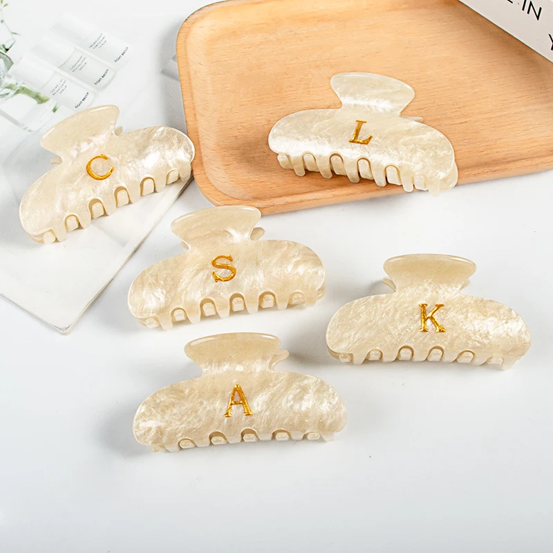 Nowy kreatywny projekt 8.6cm geometryczna litera spinka do włosów pazur dla eleganckich dziewcząt moda beżowy akrylowy klips w kształcie rekina akcesoria do włosów