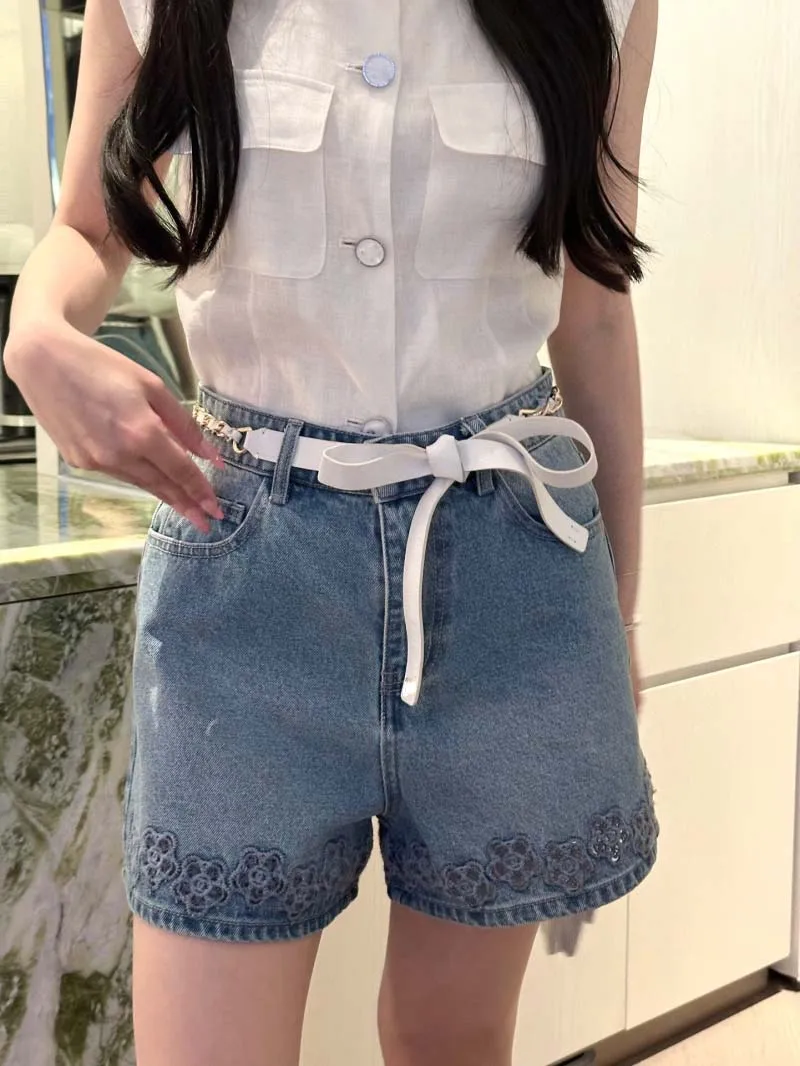 

Girls' style women's shorts fashionable retro exquisite slim fit slimming A-line hollow out water-soluble flower jeans