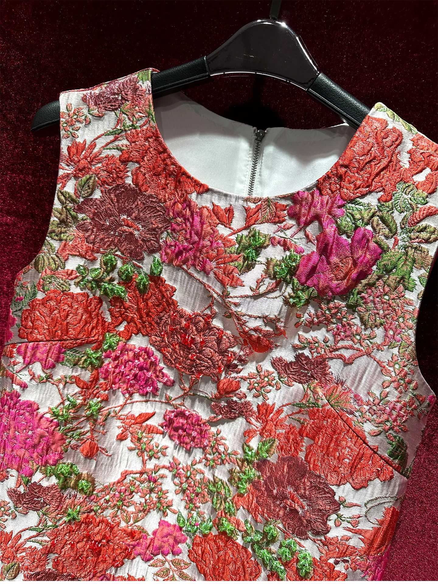 Hochwertige Stickerei, Jacquard-Diamanten, kurzes A-Linien-Kleid, 2025, neuer Sommer, lockere Taille, ärmelloses Tank-Kleid für Damen, Rundhalsausschnitt