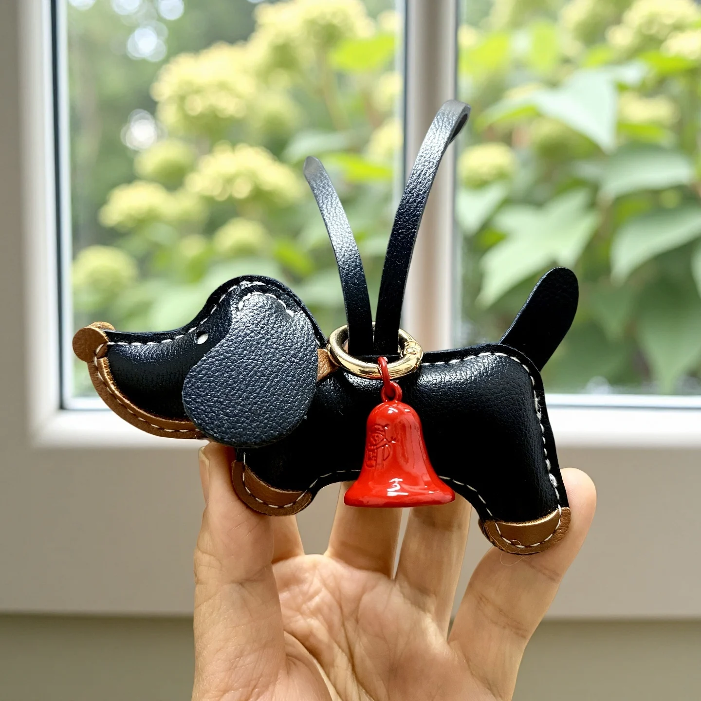 Adorable Llavero de Cuero PU con Diseño de Dachshund Gordito - Accesorio para Mochila/Bolso - Cachorro Hecho a Mano con Campana Metálica / Excelente Regalo