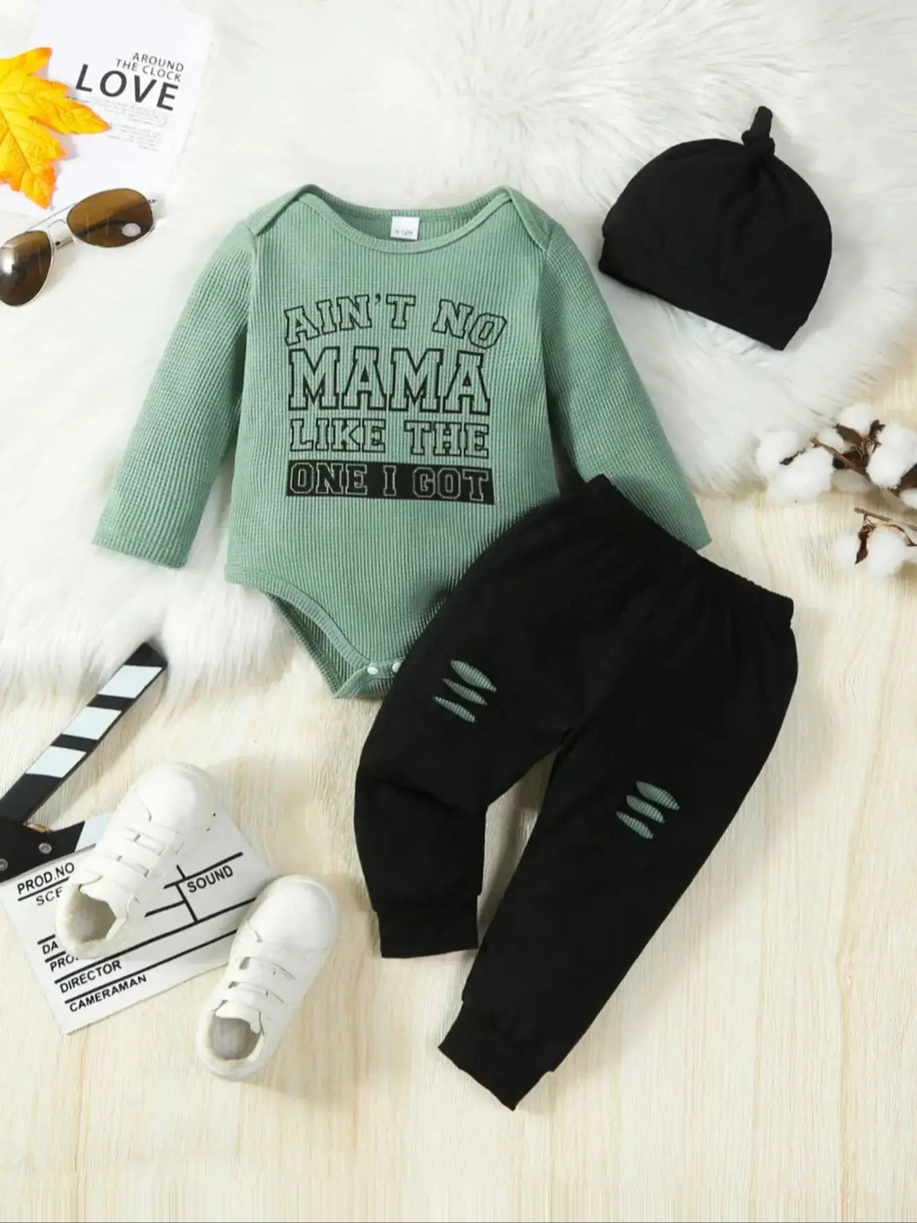 Zweiteiliges, modisches Freizeit-Set für Babys, bestehend aus einem langärmligen Strampler mit Alphabet-Motiv und einer langen Hose, ideal für Frühling und Herbst. – Detail 1