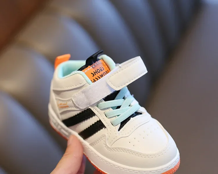 Kindersneaker, modisches Design, weiße, rutschfeste Freizeitschuhe für Jungen und Mädchen, atmungsaktive Sneaker mit Schnürsenkeln, Outdoor-Schuhe für Kleinkinder. – Detail 6