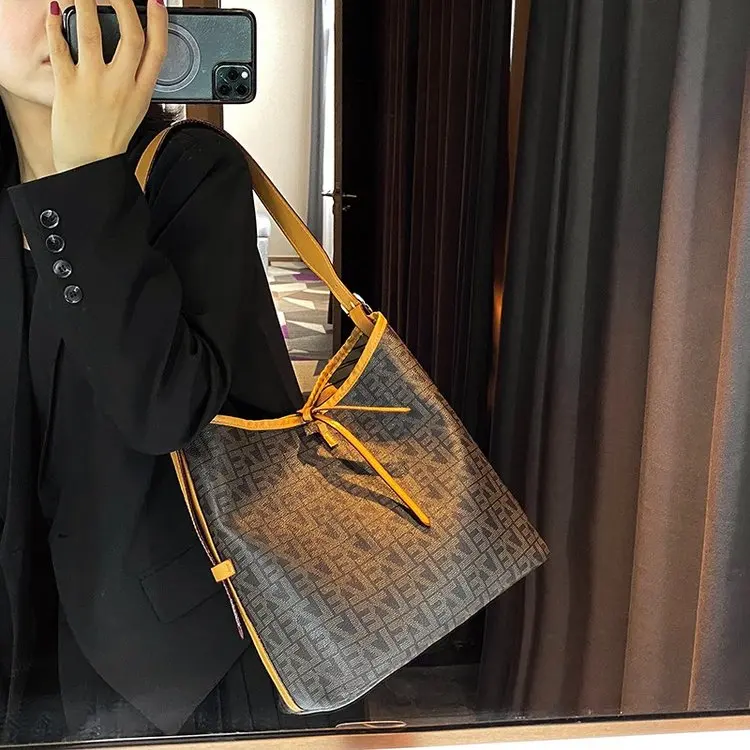 

Минималистичная элегантная сумка для подгузников для женщин, дизайнерская сумка через плечо, роскошная кожаная сумка-тоут, винтажный шик, вместительная сумка.