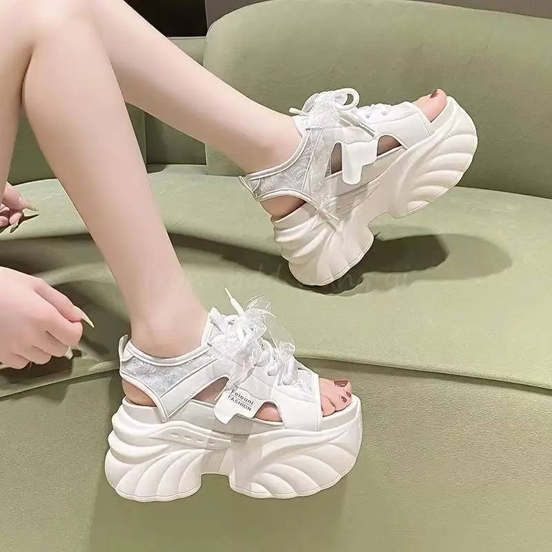 9CM Sandali con zeppa estivi Donna con suola spessa Mesh Chunky Sneakers Pantofole femminili per le donne Scava fuori Peep Toe Sandalia 2025