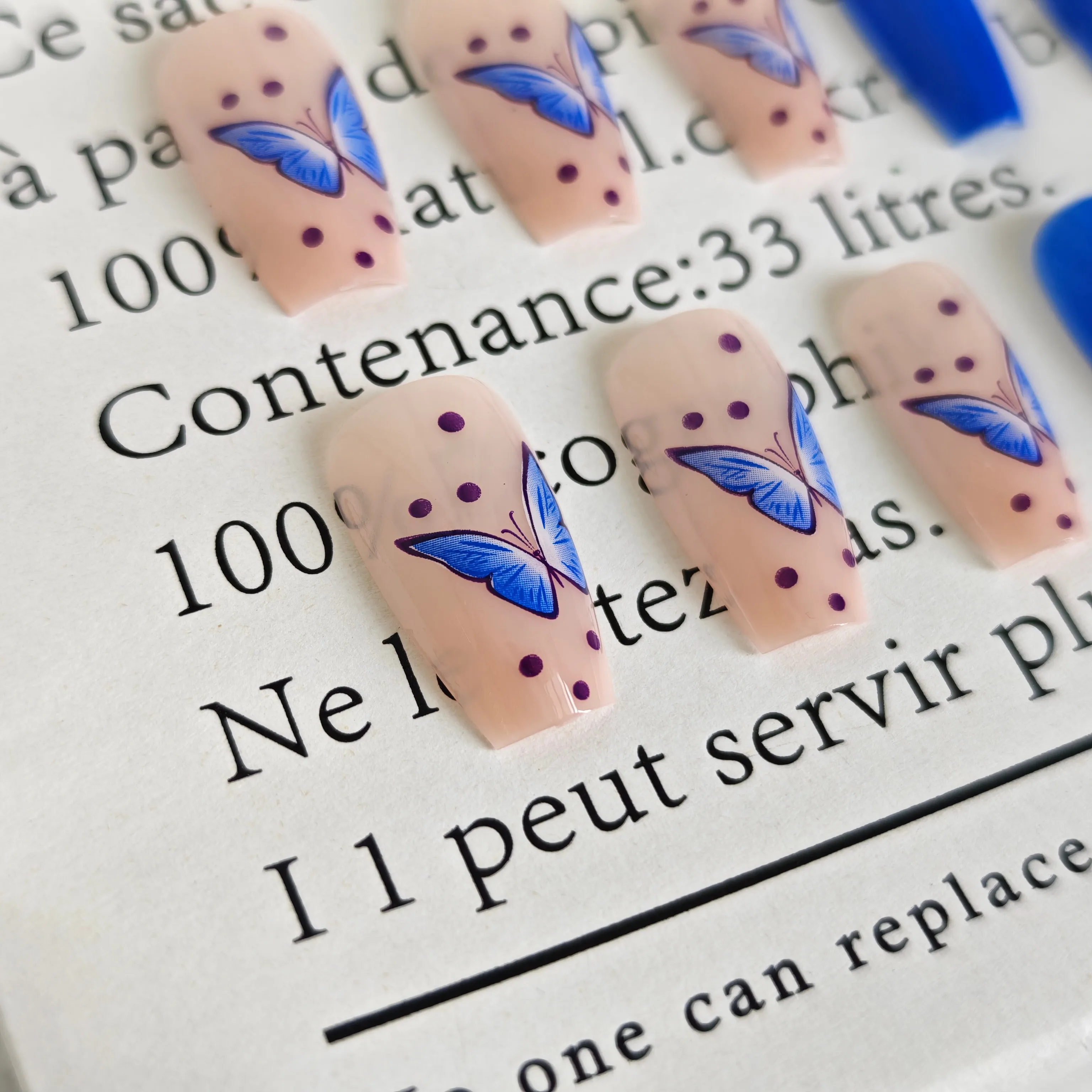 24 قطعة من أظافر الضغط على شكل فراشة زرقاء عصرية، قاعدة زرقاء صلبة وشكل مربع، متوسط الطول وأحجام متنوعة #4