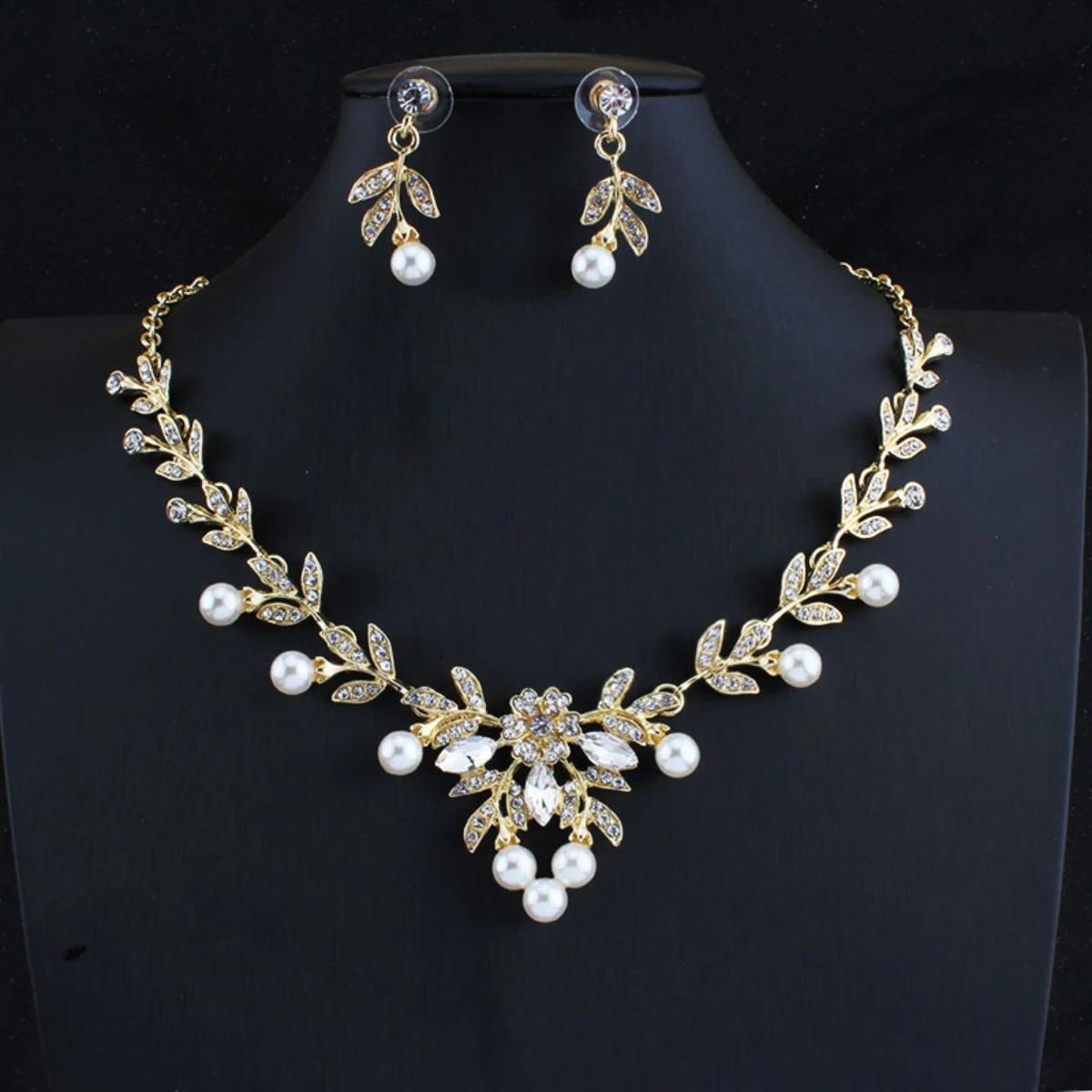 3 pieces of fashionable women\'s sparkling pearl set, rhinestone necklace, earrings, party and banquet accessories