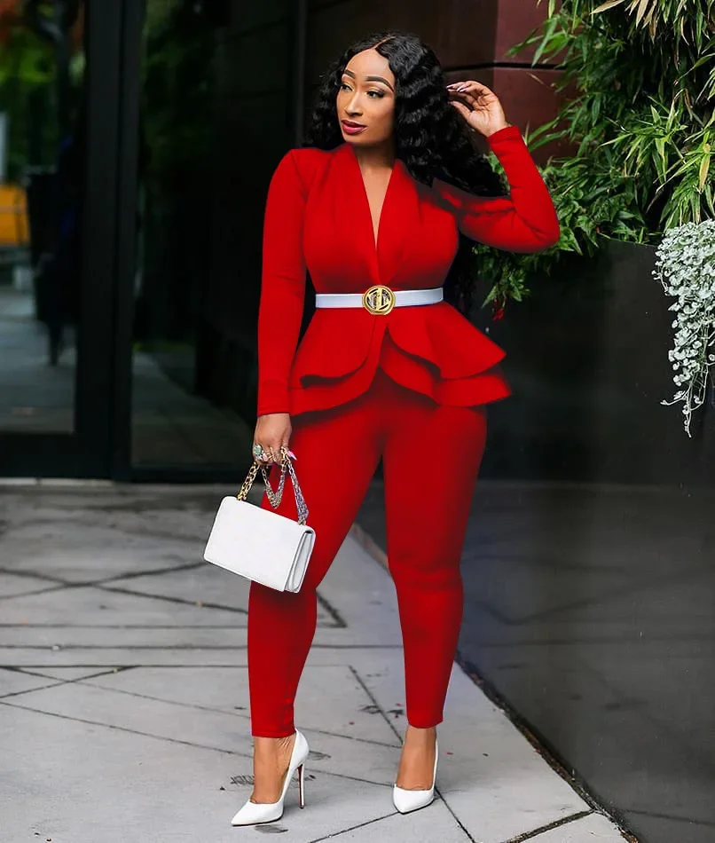 Herbstliches Damen-Outfit, bestehend aus zwei Teilen: ein einfarbiges Oberteil mit V-Ausschnitt und langen Ärmeln, ein Blazer mit Peplum-Saum und eine Bleistiftrockhose – ein elegantes, formelles Business-Outfit für den Büroalltag, erhältlich in großen Größen. – Detail 6