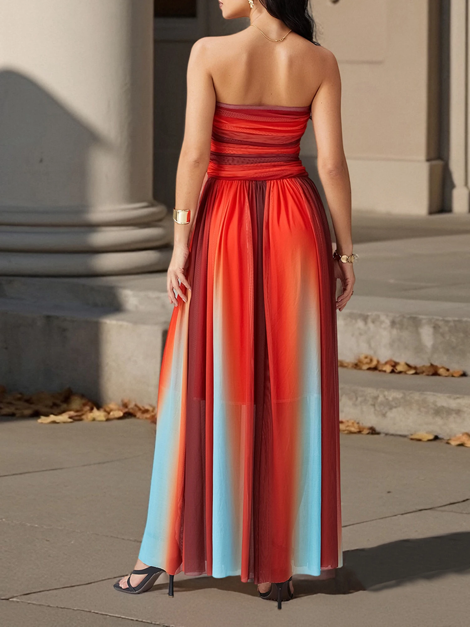 Elegantes Damen-Maxikleid mit Blumendruck, schulterfreiem, ärmellosem Röhrenoberteil mit Rüschen vorne und Regenbogendetail
