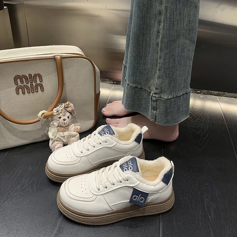 Chaussures blanches à semelles épaisses pour femmes, chaussures de sport polyvalentes et décontractées en peluche, chaussures chaudes en coton, nouvelle collection hiver 2025