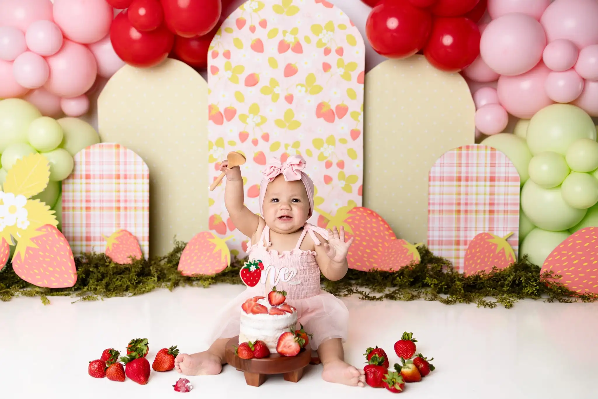 Różowe tło z łukiem truskawkowym dla dzieci z fotografią nowonarodzonego dziecka tort urodzinowy trzaskać balony do zdjęć