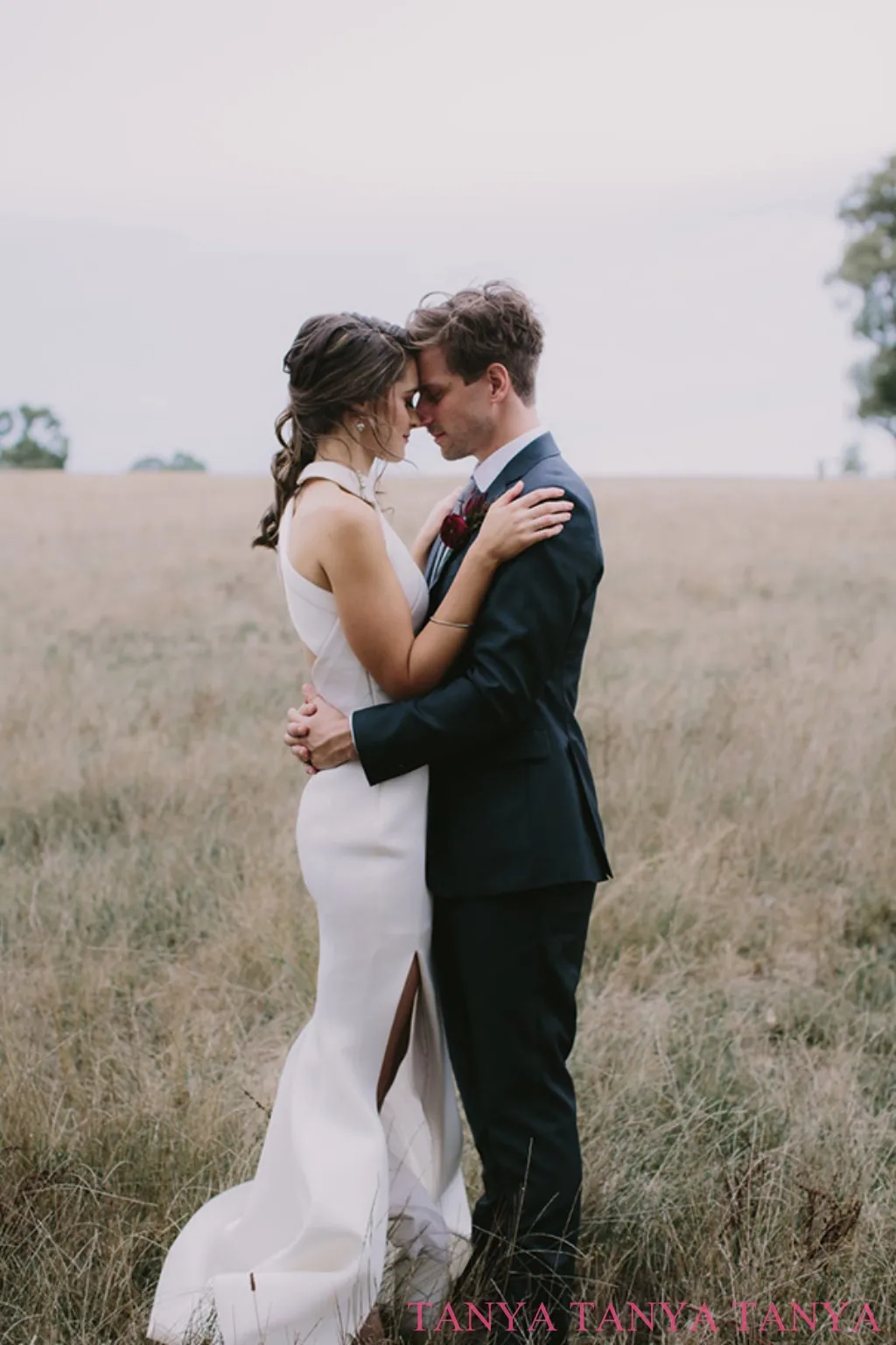 Vestido de novia de cola de pez con abertura lateral alta y cuello alto sin mangas, vestido de novia elegante con Espalda descubierta, personalizado SWD847