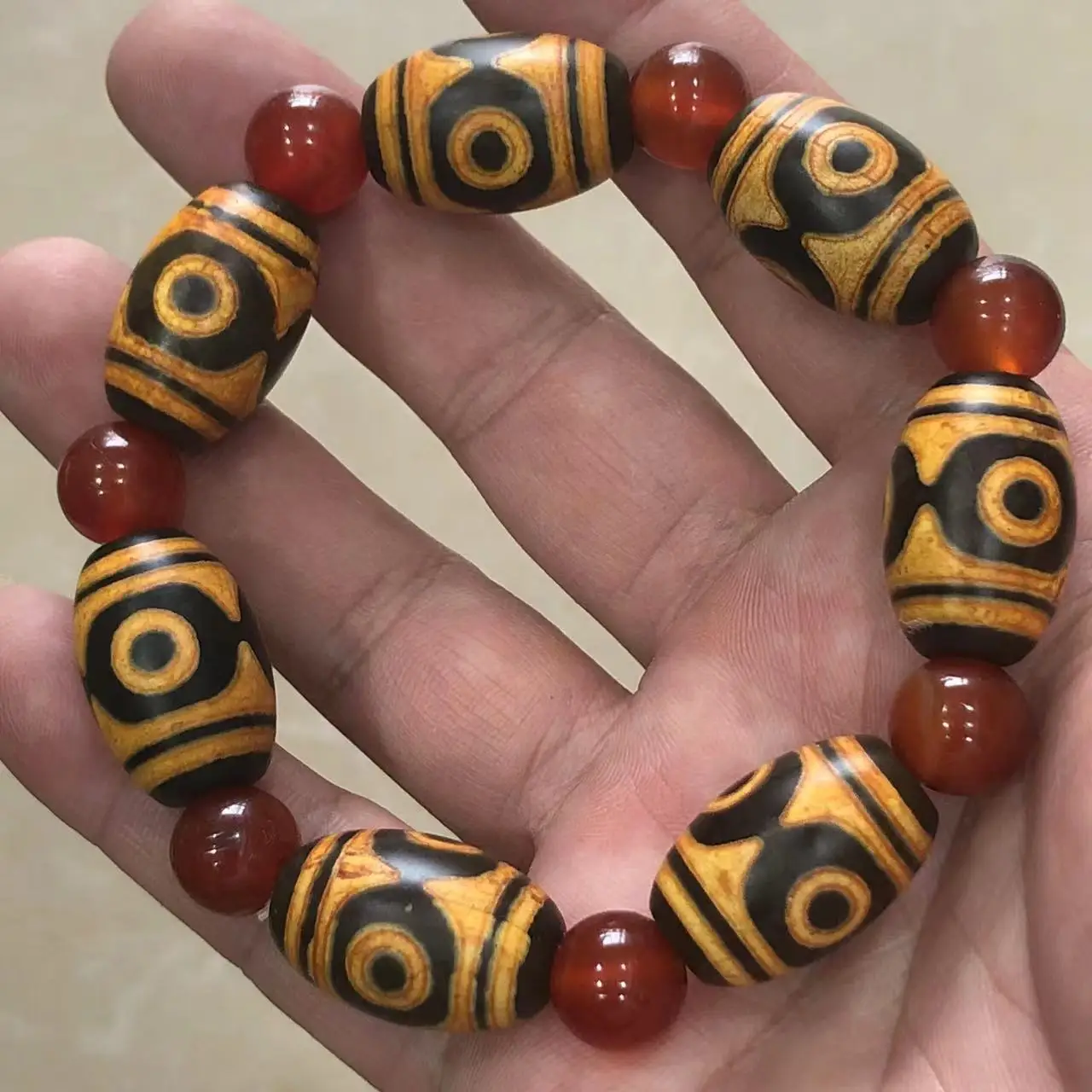 Tibetan retro old tooth yellow three-eye dzi bead agate bracelet Xizang old agate versatile model view 2