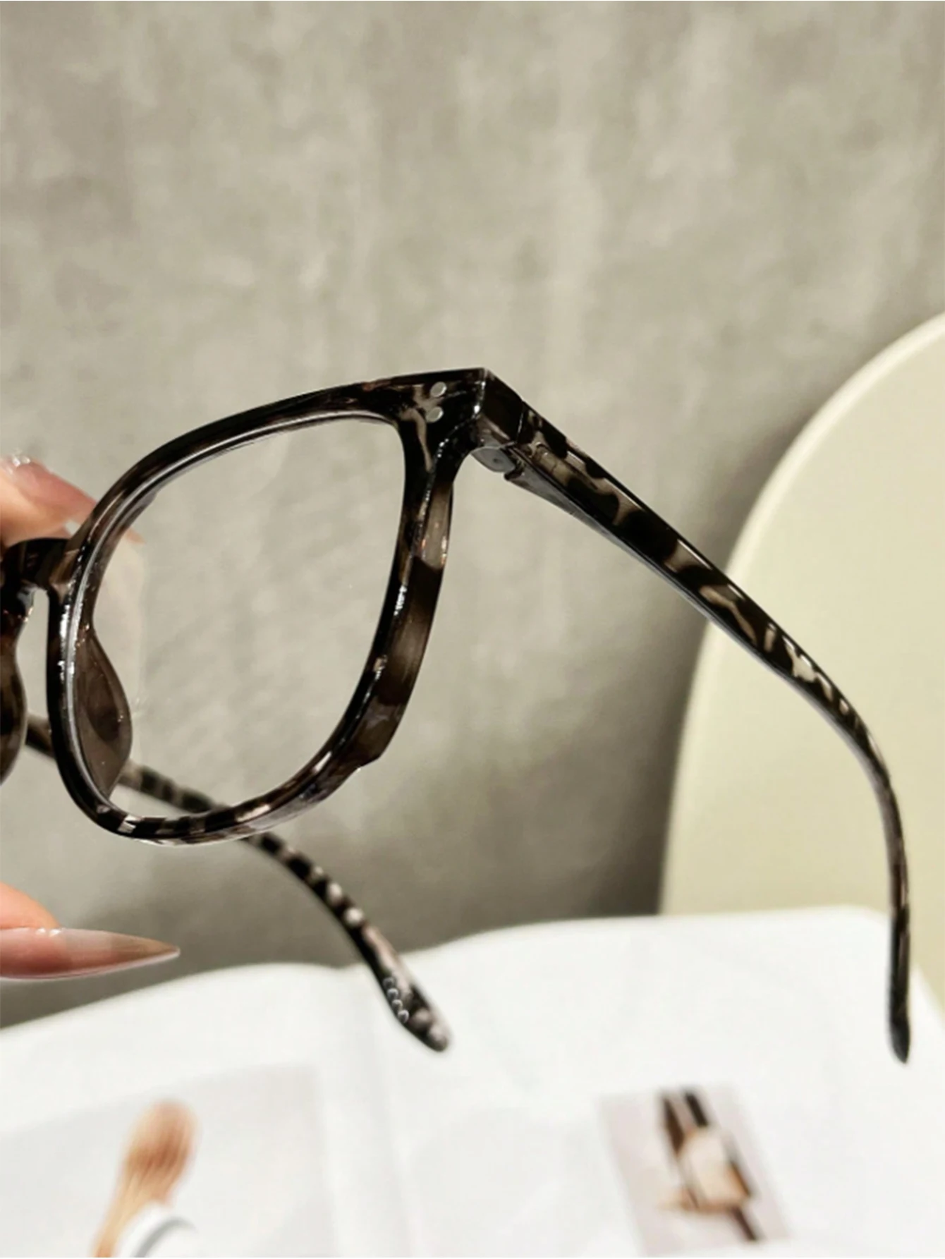 1Pc New Leopard Print Square Frame Fashion Non-Prescription Glasses, Make the Face Look Slimmer Without Makeup, Versatile for Co
