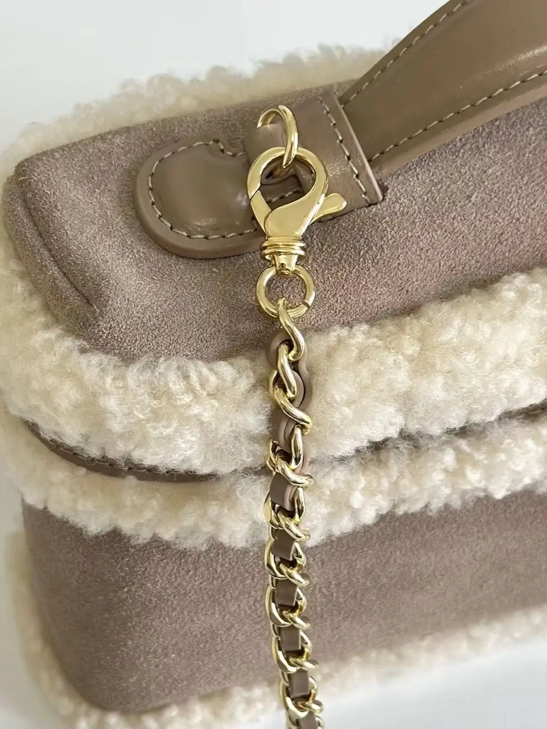 Pastoral‑leisure‑vibe Designer Style Ladies Handbag Premium PU Leather Versatile Shoulder Bag Adjustable Crossbody Bag Anti‑wear Country‑trip Picnic Dating Holiday Casual‑shopping Ladies Purse Chic‑gentle‑looking Metal Hardware Women Accessory Gift