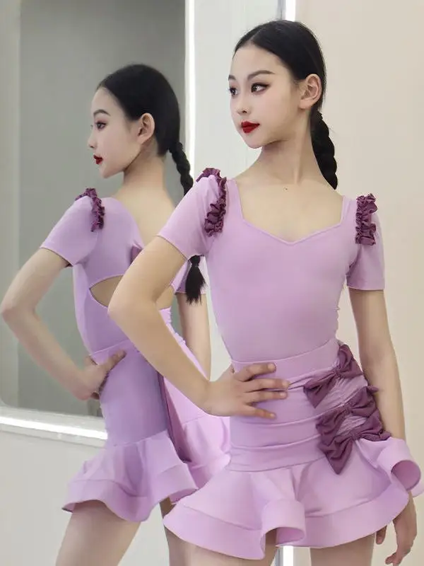 

Детский костюм для латинских танцев для девочек, современный танцевальный костюм с квадратным вырезом и короткими рукавами, с разрезом и бантом, комплект с вышивкой «рыбий кость»