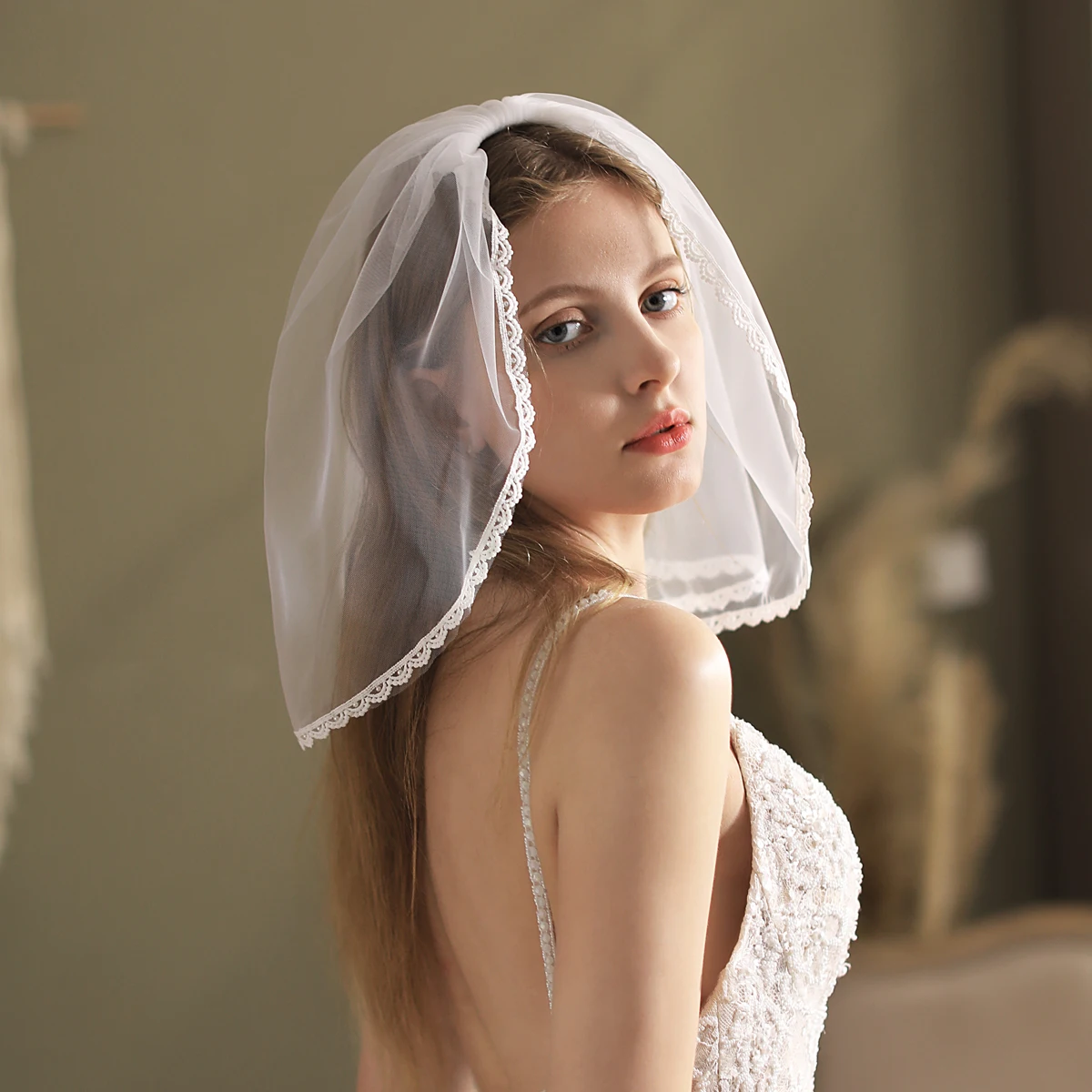 V806 Fresh Wedding Bridal Shoulder White Veil Soft Tulle Hollow Out Lace Edge Short Brides to Be Handmade Veil