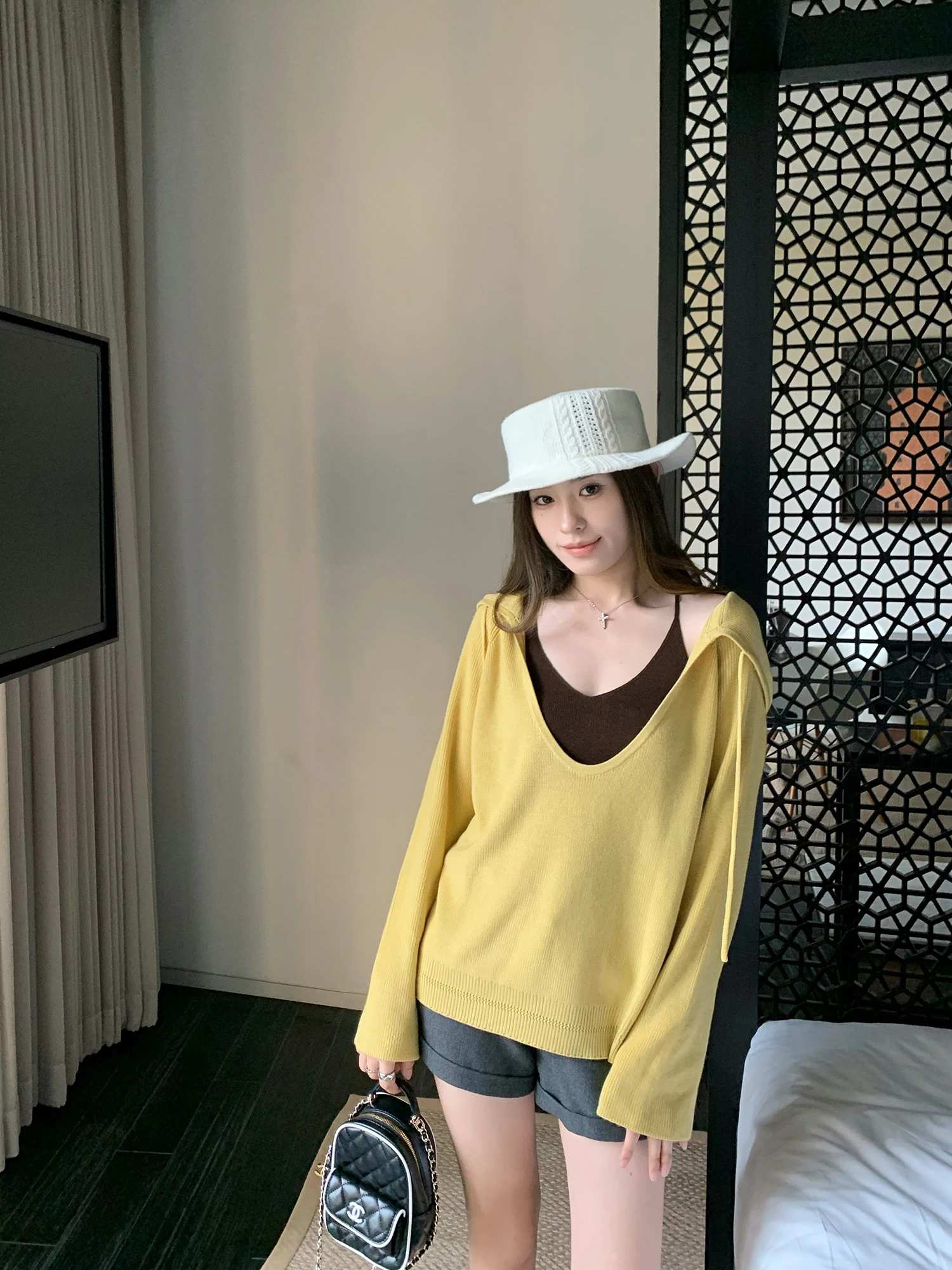 بنطلون نسائي واسع الساق بتصميم أنيق وقصة عالية الخصر، مناسب للخريف، يمنح مظهراً نحيفاً ومتعدد الاستخدامات