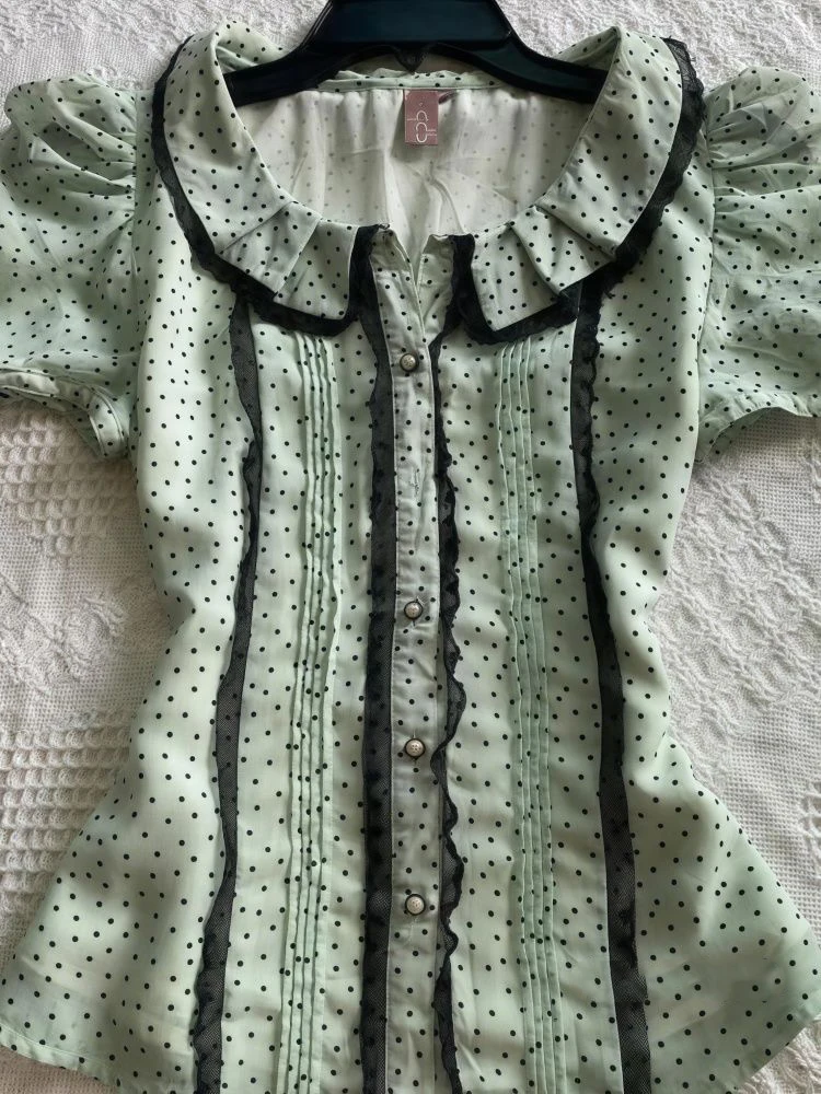 Süßes, sexy, schmal geschnittenes Patchwork-Polka-Dot-Rüschen-elegantes Puff-Kurzarm-Tops-Design, solider, abgestufter Minirock, 2-teiliges Set