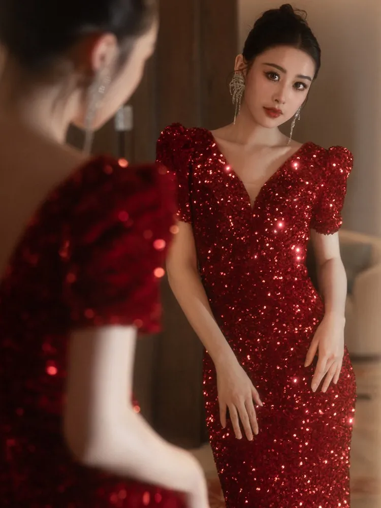 

A new sequined toasting fishtail neckline dress