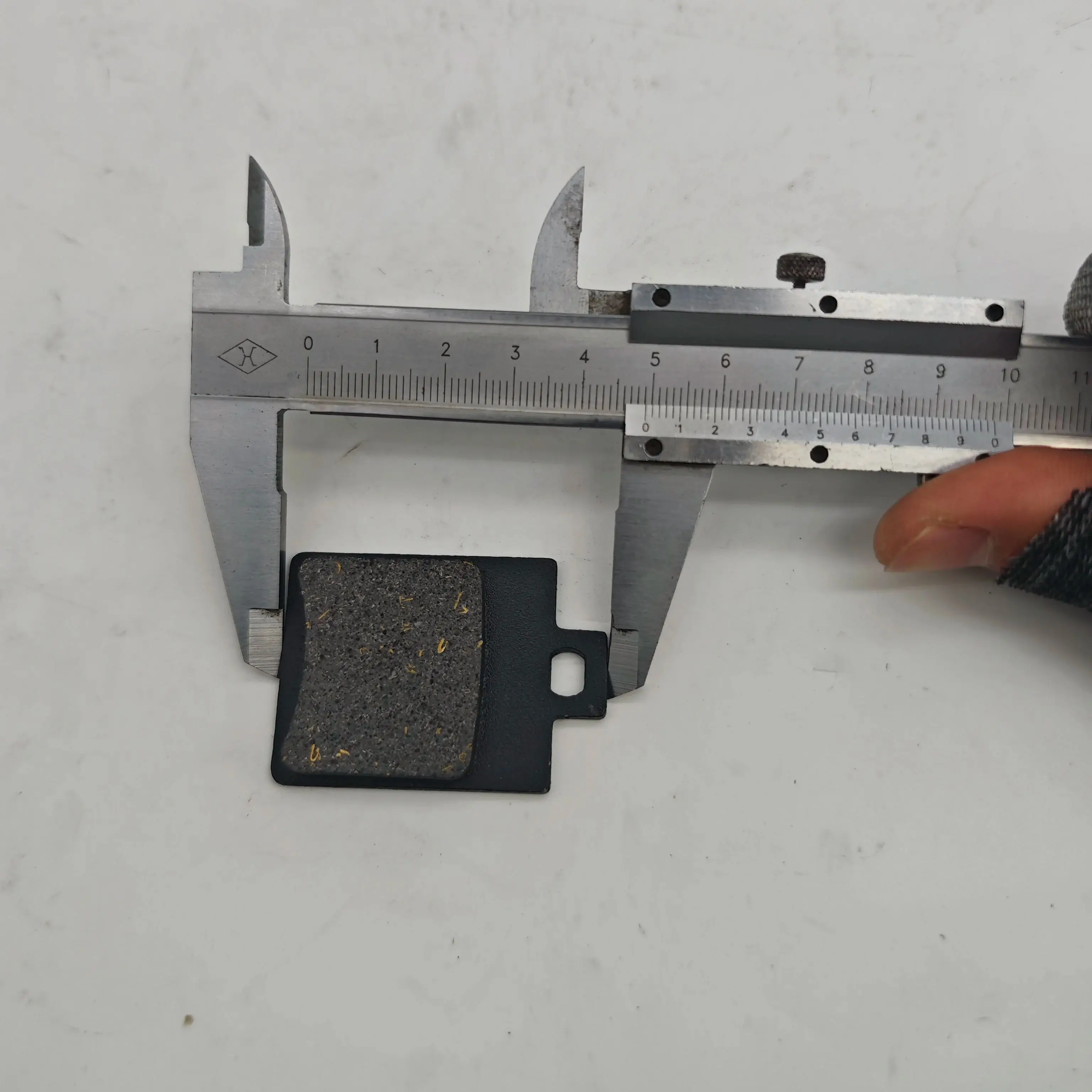 Front brake pad square hole Piaggio MP3 250 400 500 Zip 50 Vespa LX 150 LXV 150 ET2 ET4