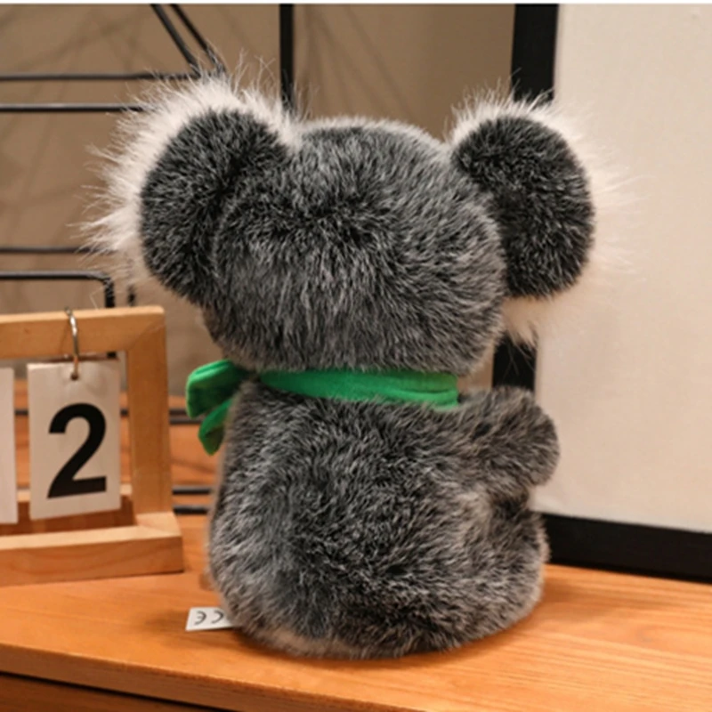 

Очаровательная пушистая плюшевая игрушка коала белого/серого цвета с зеленым шарфом-листом – идеальный подарок для любителей коал, украшение для дома