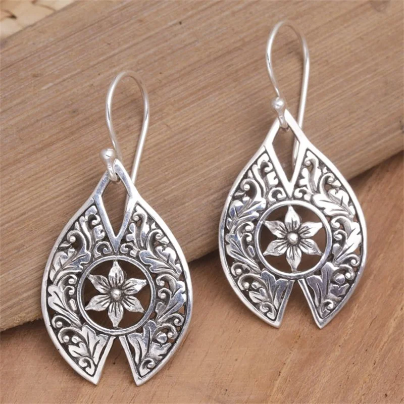 Ethnischer Stil, handgeschnitzte, hohle Blumen-Ohrringe im Vintage-Stil, exquisiter, modischer, versilberter Schmuck für Damen, für Bankette und Festivals