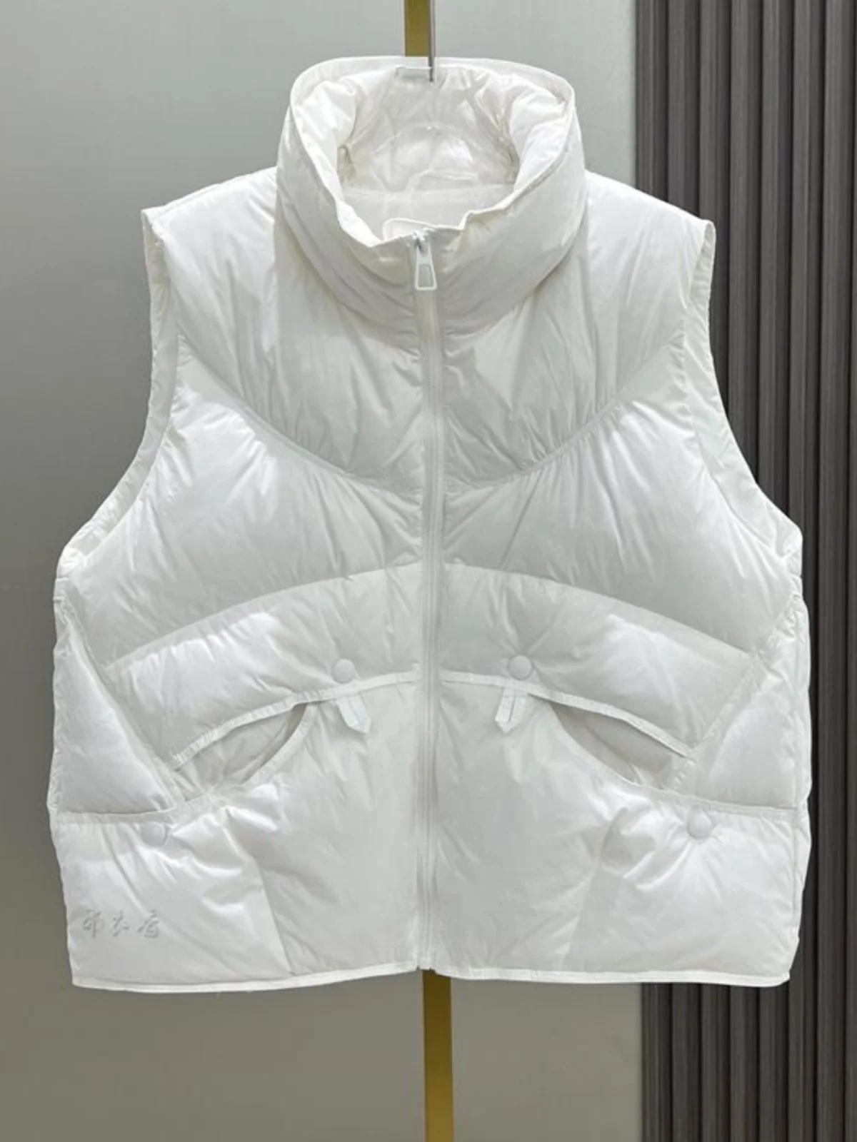

Модный белый пуховый жилет для женщин, осенняя новинка 2024, стройнящий, универсальный, для повседневной носки, из нейлоновой ткани, защищающей от ветра