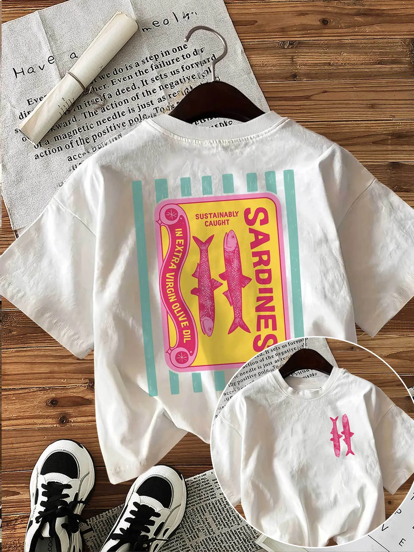 Camiseta de Mujer con Estampado de Sardinas, Cuello Redondo, Diseño Retro Casual con Sardinas Capturadas Sosteniblemente en la Parte Delantera y Trasera