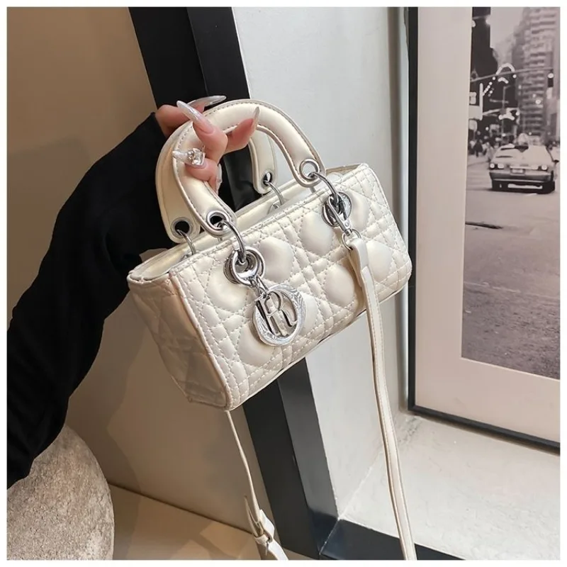 Una nuova borsa a tracolla monospalla da donna con un lusso leggero, di nicchia e di fascia alta da Europa e in America