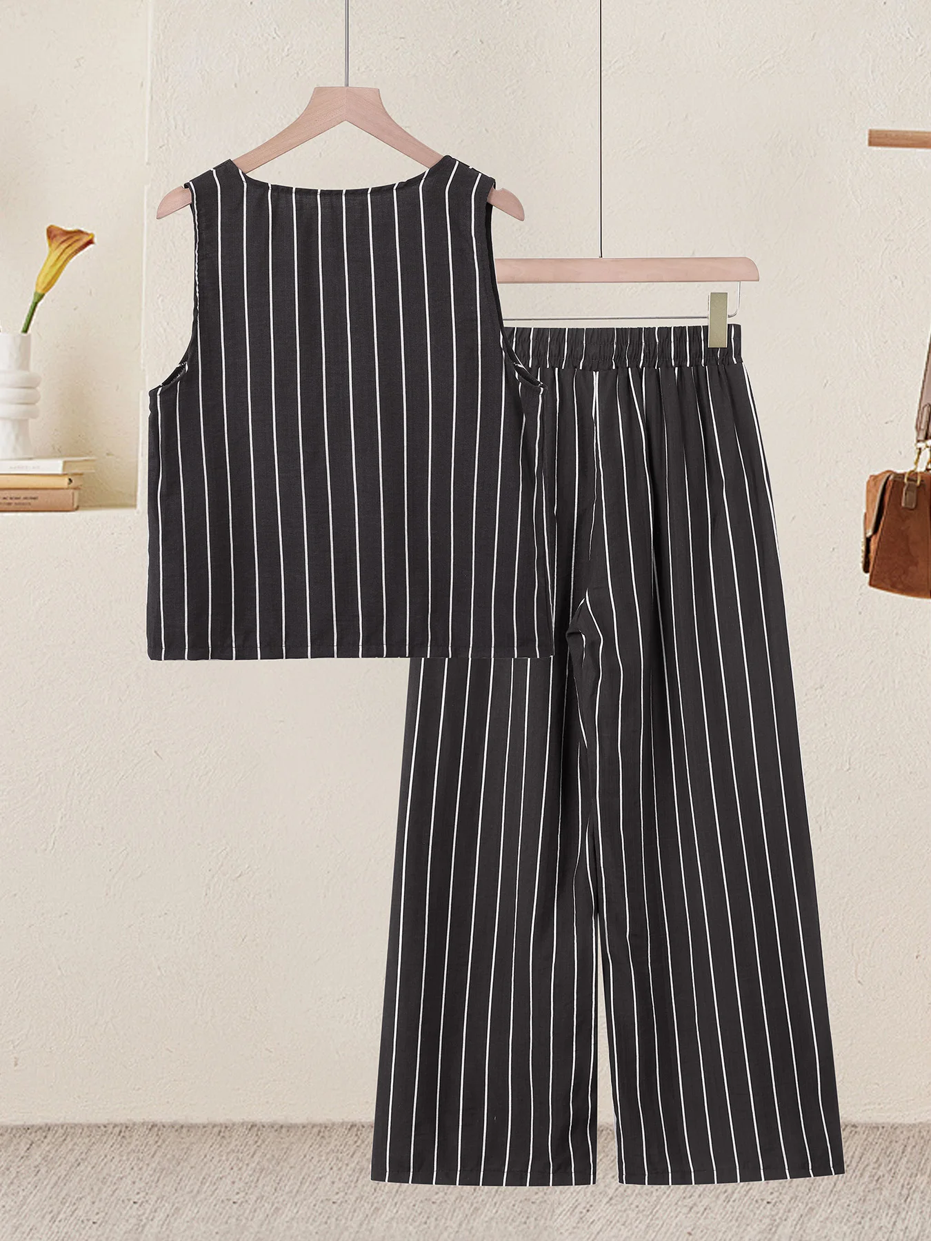 Gestreiftes zweiteiliges Outfit für Damen, ärmelloses Tanktop mit Knöpfen und elastische Hose mit weitem Bein und Kordelzug, lässiger Urlaubskostüm – Detail 31