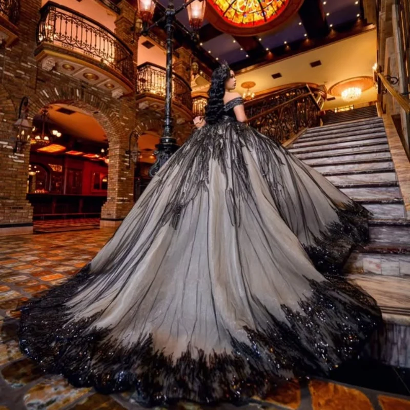

Блестящее черное платье Quinceanera с открытыми плечами по индивидуальному заказу, аппликация с кристаллами и блестками, тюлевое кружево с длинным хвостом, платья de 15, Quinceanera
