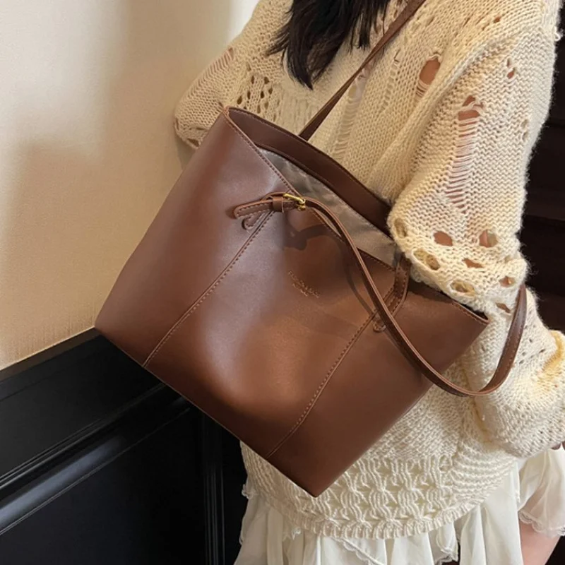 

Stylish Ladies Messenger Bag Made Of Star-Patterned Leather Boasting High-End Ireland Vintage Spacious Soft Look