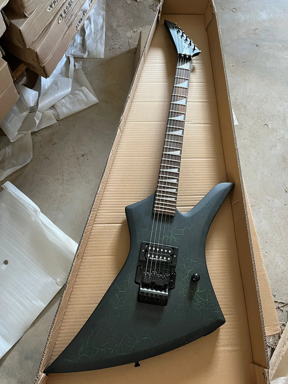 Электрогитара с черным корпусом и грифом из палисандра, черная фурнитура, обеспечивающая индивидуальное обслуживание Электрогитара с черным корпусом и грифом из палисандра, черная фурнитура, обеспечивающая индивидуальное обслуживание