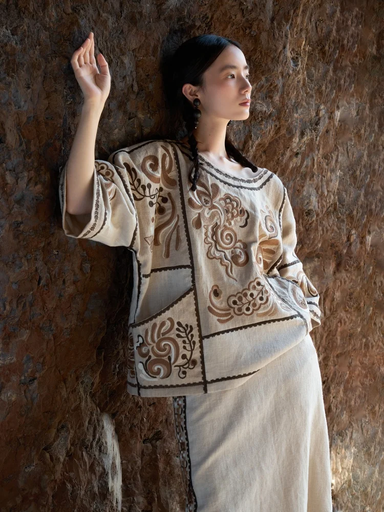 

Комплект из двух предметов: абстрактная вышитая блуза оверсайз и юбка прямого кроя из грубого льна (55% хлопок, 45% лен) для женщин