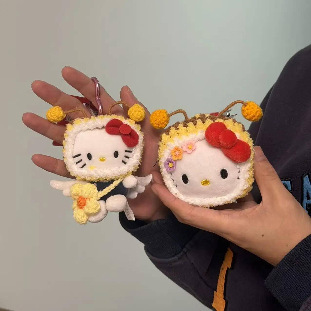 

Брелок с изображением ананаса и сада «Hello Kitty», пчела, плюшевая игрушка, брелок для рюкзака, гавайская черная сумка с котом, подвеска