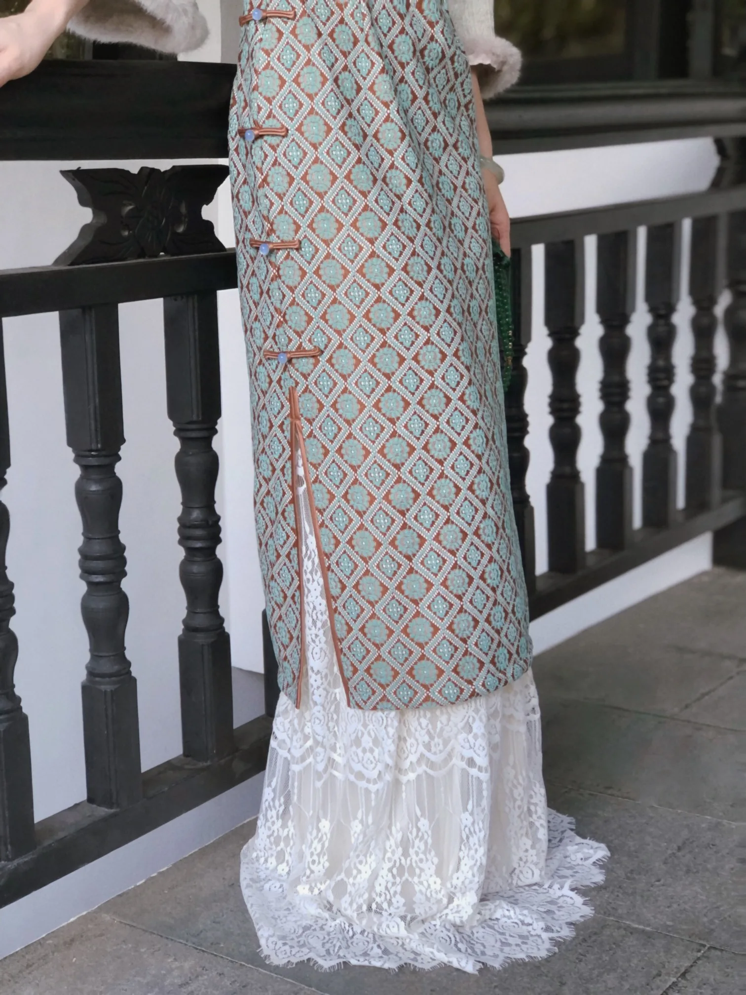 

White Chiffon Skirt with Lace Underlay High Waist A-Line Silhouette Ele Dra Heavy Embelliment New Chinese Sle for...