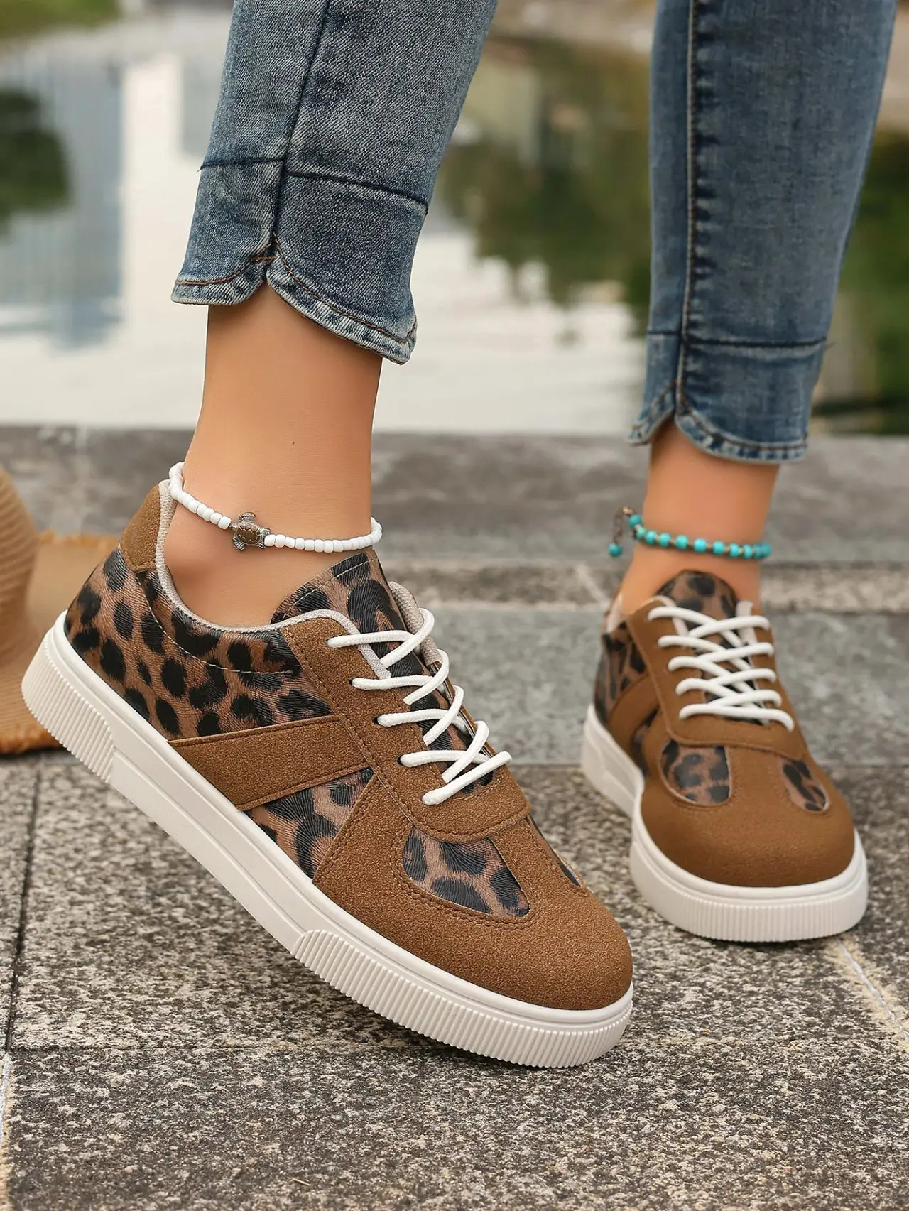 2025 new casual board shoes autumn and winter pine shoes women leopard print front strap thick soled women's shoes