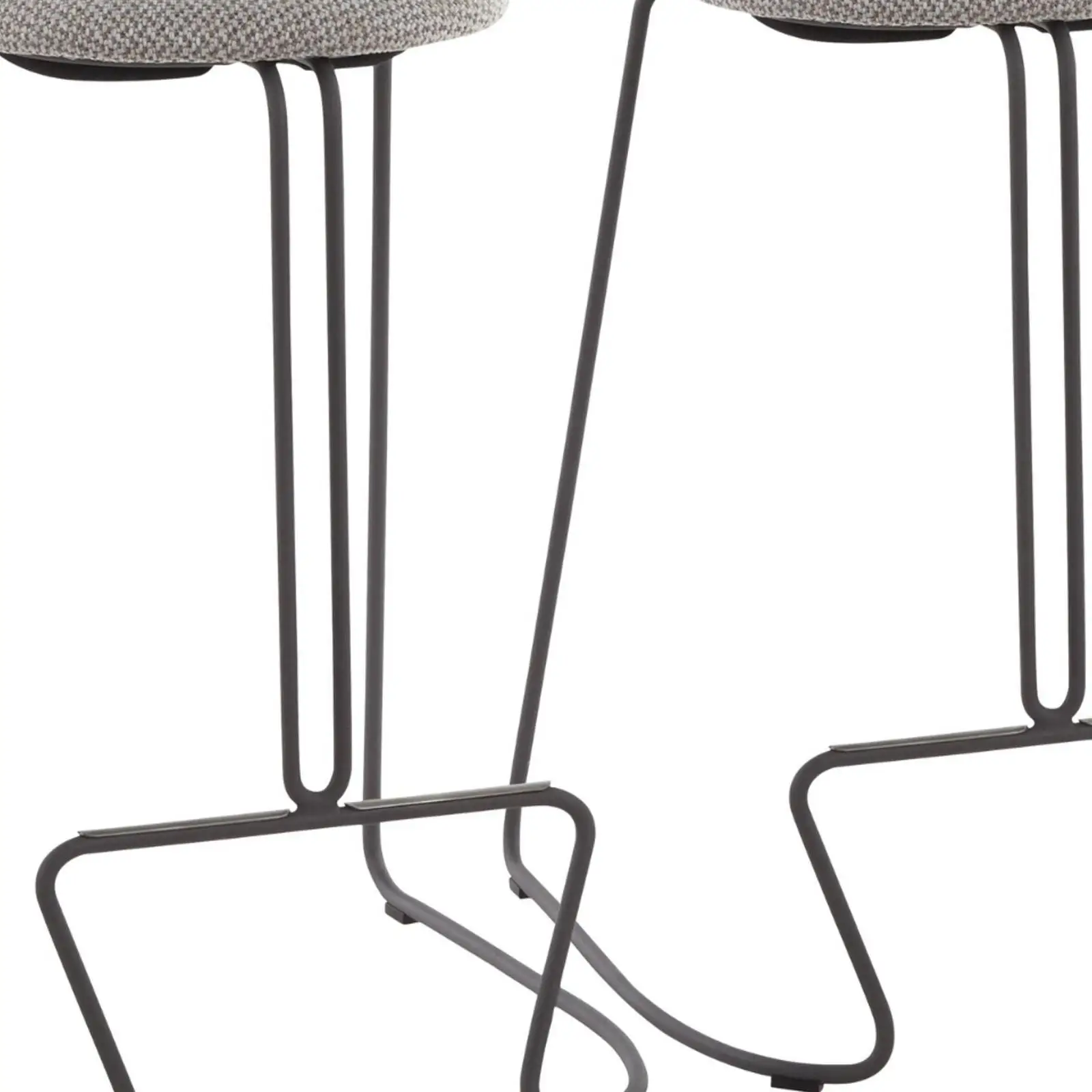 Eigentijdse counterkruk van grijs staal en lichtgrijze stof van