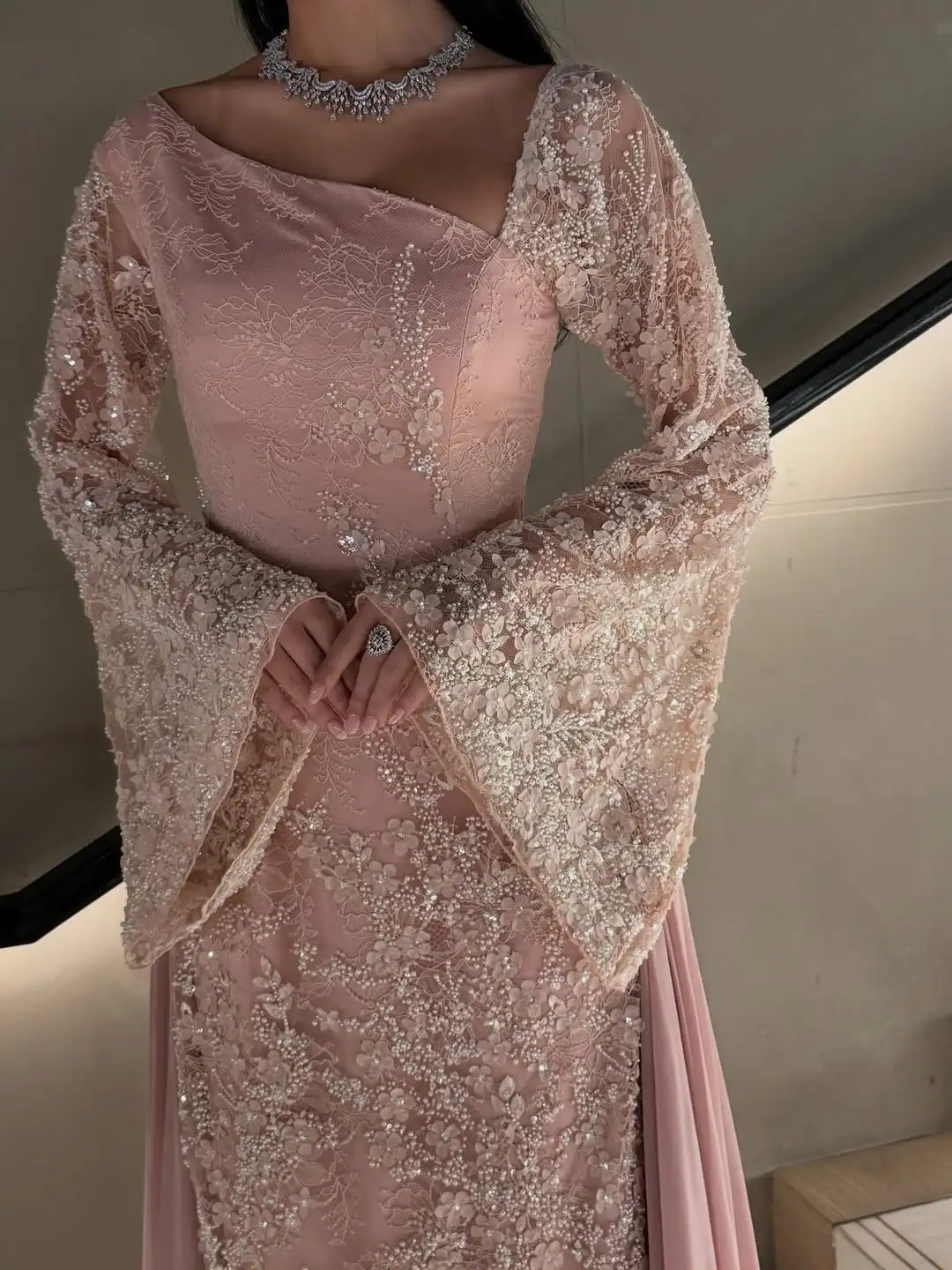 

Luxury Side Ribbon Asymmetrical Neck Bell Sleeve Beaded Floral Embroidery Tulle Evening Gown Saudi Eid Banquet Wedding Event