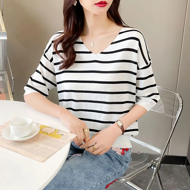 Modne bluzki damskie z dekoltem w serek, łączone w paski, z rękawami typu nietoperz, odzież damska, nowe luźne dzianinowe koreańskie topy na lato 2025, uniwersalne koszule.