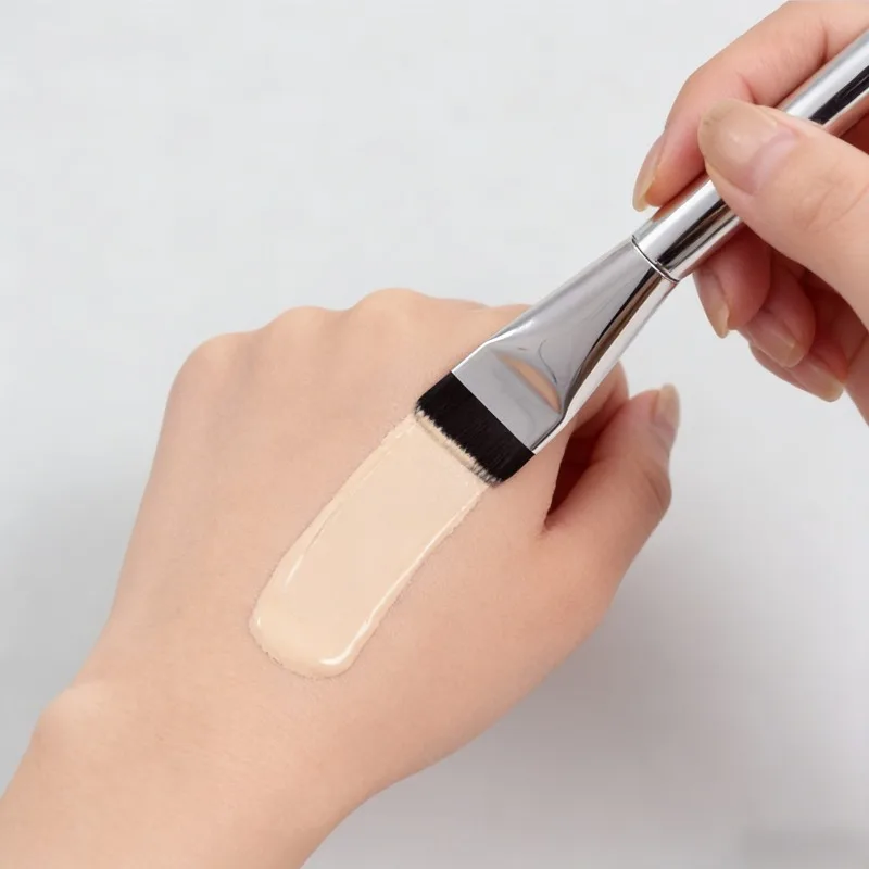 Wielofunkcyjny pędzel do makijażu z ultra-cienkimi, hipoalergennymi włosiem z nylonu, owalny pędzel do twarzy idealny do konturowania i blendowania.