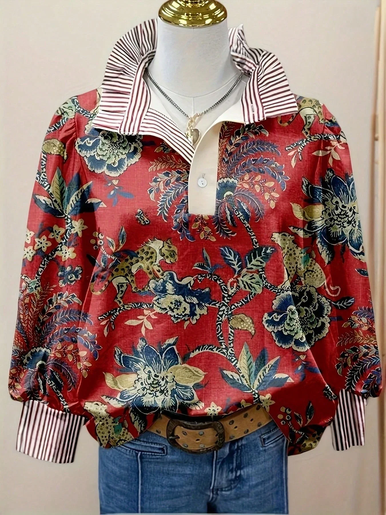 

Винтажная блузка с цветочным принтом и полосатым воротником, с длинными рукавами