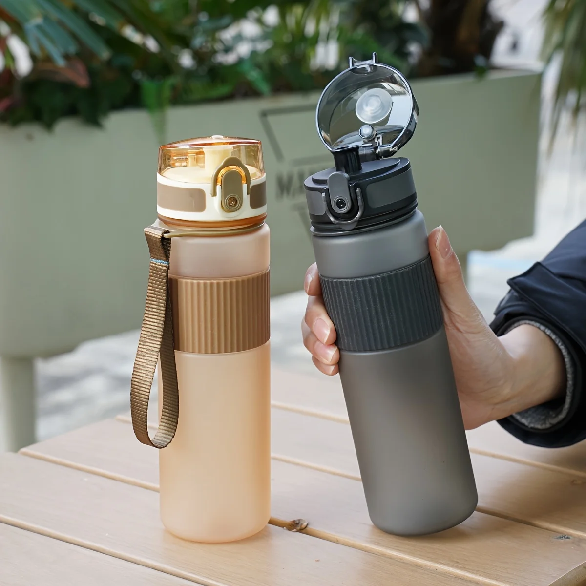 زجاجة مياه بلاستيكية خالية من مادة BPA سعة 530 مل مع غطاء وحزام - للمشي لمسافات طويلة واللياقة البدنية والاستخدام الكاجوال زجاجة مياه متينة