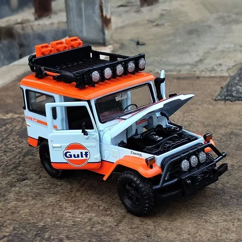 1:24 FJ Cruiser FJ40 Gulf ของเล่นโลหะโมเดลรถยนต์รถออฟโรดจำลองของสะสมโมเดลรถยนต์ของขวัญสำหรับเด็ก