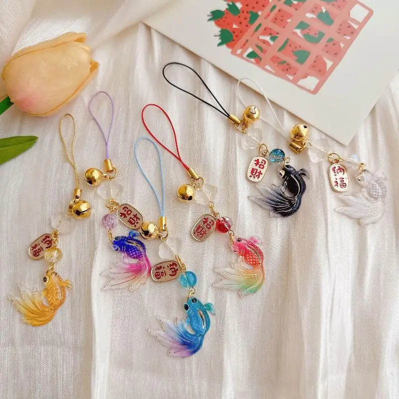 Buntes Handyband mit Farbverlauf und Goldfisch-Motiv, inklusive kleiner Glöckchen-Anhänger, ein schönes Geschenk für Taschen und Rucksäcke. – Detail 8