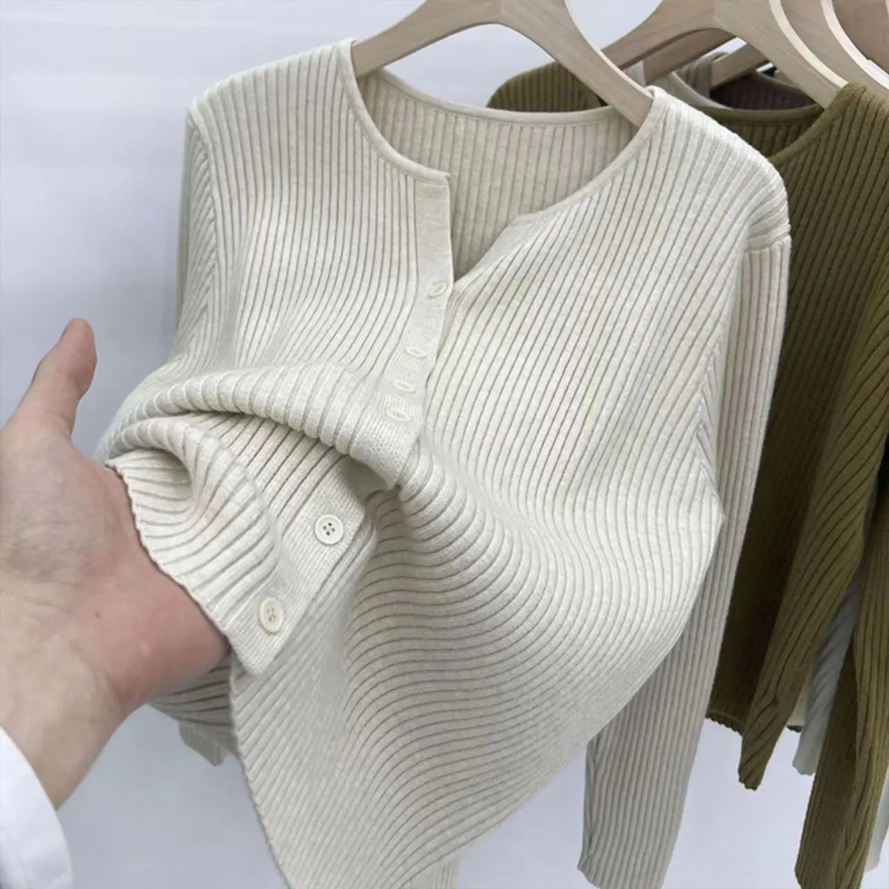 

Spring and Autumn Women's Knitted Cardigan Korean New Single Breasted Long Sleeved Sweater Female Commuter Top Solid Outwear